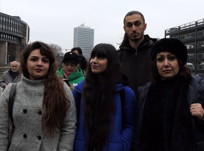 Bahare (31), Fatemeh (18), Amir (21) und Maryam (38) (von links nach rechts) zeigen ihren Support für ihr Heimatland Iran. (Foto: youpod/Athina) Bahare (31), Fatemeh (18), Amir (21) und Maryam (38) (von links nach rechts) zeigen ihren Support für ihr Heimatland Iran. (Foto: youpod/Athina)