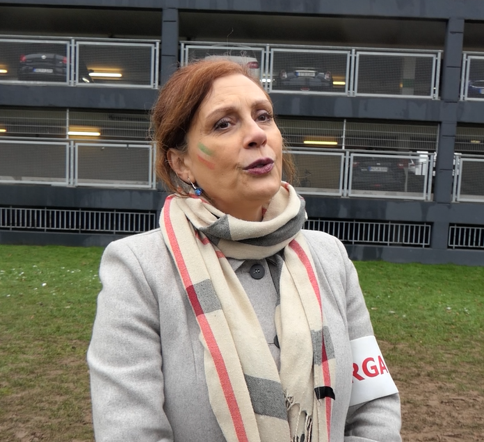 Mina ist die Organisatorin der Kundgebung und spricht sich für internationale Solidarität mit allen Frauen aus. (Foto: youpod/Athina) Mina ist die Organisatorin der Kundgebung und spricht sich für internationale Solidarität mit allen Frauen aus. (Foto: youpod/Athina)