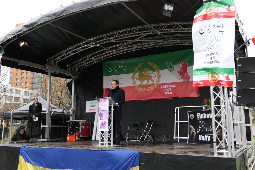 Auch der Oberbürgermeister Stephan Keller war vor Ort und solidarisierte sich mit den iranischen Frauen. (Foto: youpod/Athina) Auch der Oberbürgermeister Stephan Keller war vor Ort und solidarisierte sich mit den iranischen Frauen. (Foto: youpod/Athina)