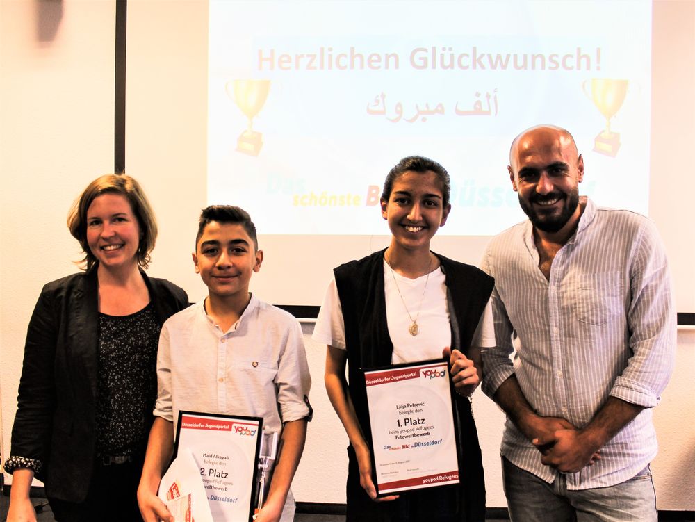 Christina (li.) und Rodi (re.) von youpod verleihen Majd und Ljilja die Urkunden. (Foto: Jonathan Trube)