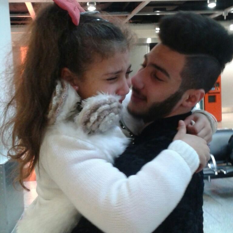 Geschwister treffen sich nach mehr als einem Jahr Trennung. Düsselsorf flughafen // Familie ist das Leben // Die Tränen der Freude im Land des Friedens Lana Altabbakh (14 Jahre)