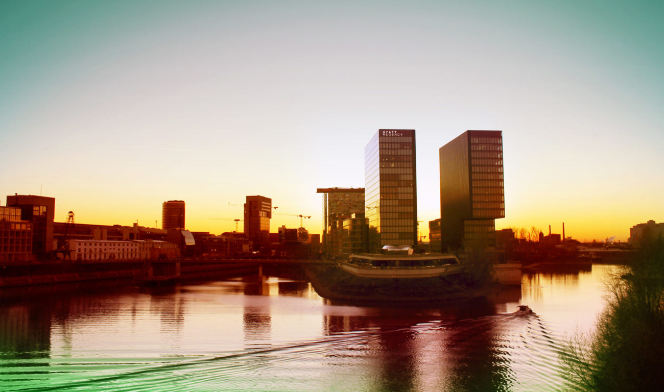 Auf dem Bild hat das vorbeifahrende Boot meine Aufmerksamkeit erregt. Wenn ich die Szene sehe, fühle ich, dass ich dort hingehöre und eines Tages werde ich dort sein. Mosaab Sweda (31 Jahre)