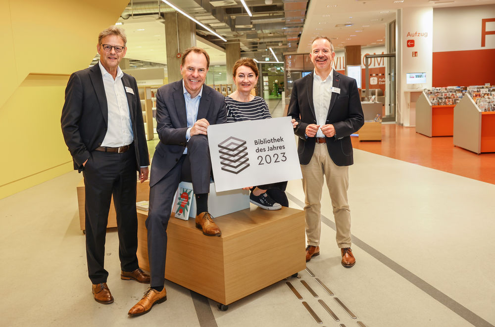 Düsseldorfer Zentralbibliothek ist "Bibliothek des Jahres 2023" Norbert Kamp, Direktor Stadtbüchereien, freut sich zusammen mit Oberbürgermeister Stephan Keller, der Beigeordneten Miriam Koch und Stephan Schwering, Leiter der Zentralbibliothek, (von links) über die Auszeichnung. (Foto: Landeshauptstadt Düsseldorf/Melanie Zanin)