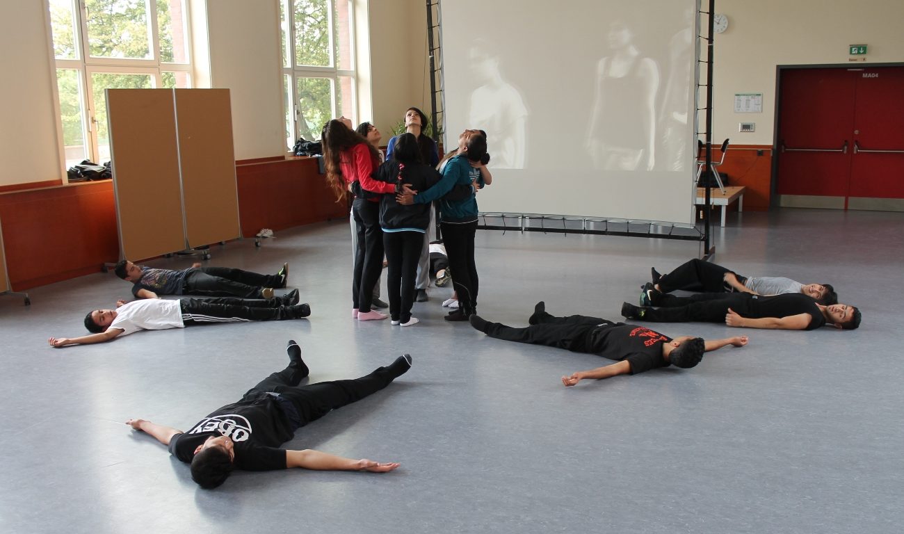 Schülerinnen und Schüler der Hauptschule auf der Bernburger Straße proben in der Aula für ihre Tanzvorführung beim Konzert Kai Inboden