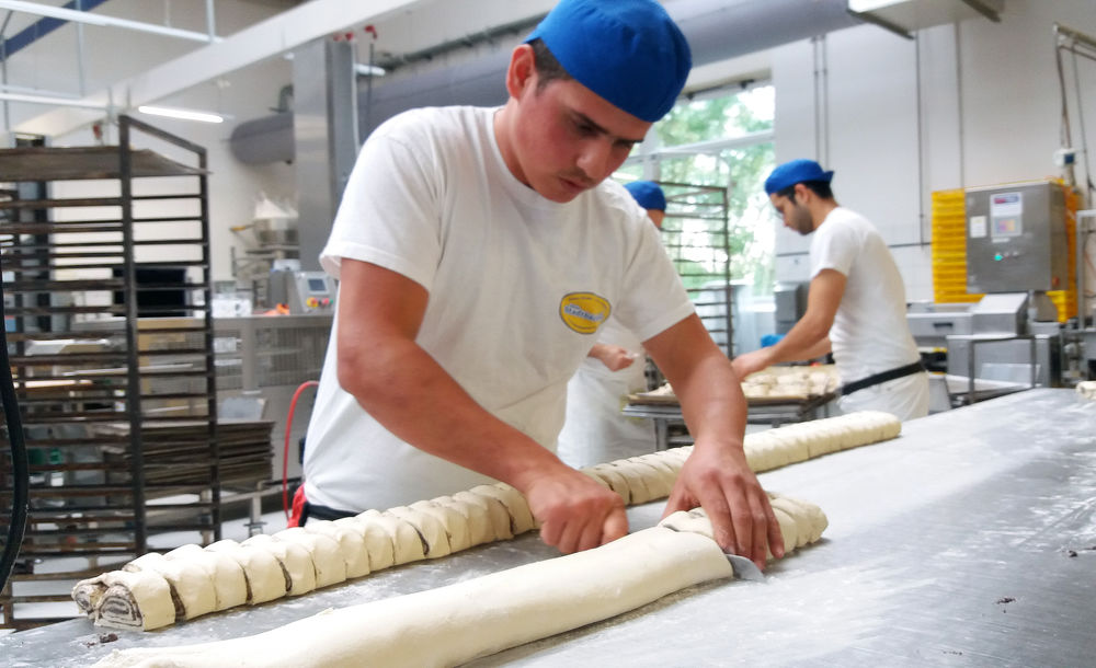 Mohammad ist glücklich bei seiner Arbeit: Mohnschnecken macht er am liebsten (Foto: jt)