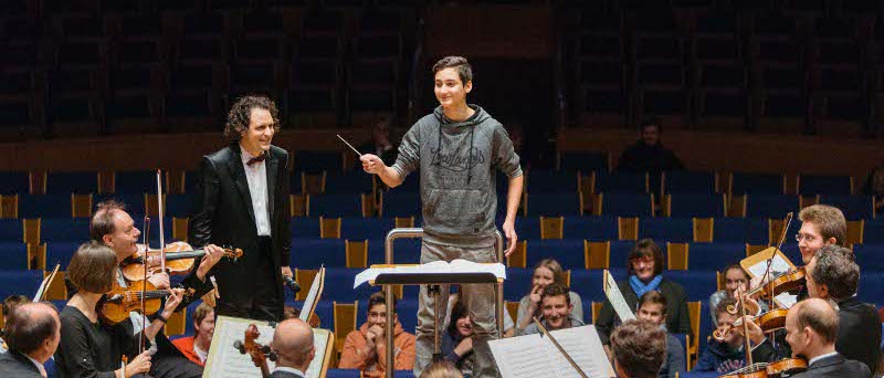 Hakim Loucif dirigiert mit Hilfe von Alexandre Bloch das Orchester. Susanne Diesner