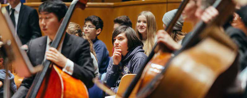 Die restlichen Schüler sitzen zwischen den Musikern verteilt. Susanne Diesner