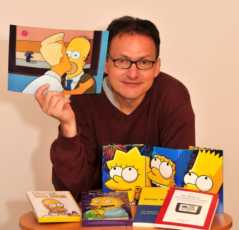 Der Buchautor Erwin In het Panhuis zeigt Beispiele für Homosexualität bei den Simpsons. Axel Bach