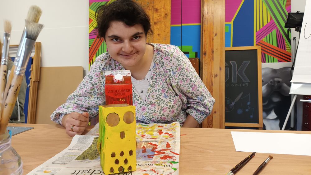 Upcycling-Ideen für eure Herbst-Deko Christina (23) bastelt eine gelbe Eulen-Laterne aus einer Milchtüte.