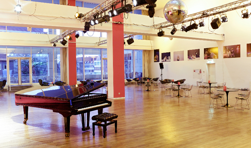 Musiker, Poetry Slammer, Schauspieler und Bildende Künstler stehen bald auf der Neusser Bühne. (Foto: Foyer des Rheinischen Landestheaters) Rheinisches Landestheater, Björn Hickmann