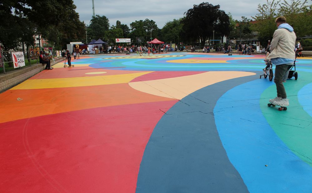 40Grad-Urban-Art-Festival — Trister Platz wird zum Bodenkunstwerk Im Rahmen des 40Grad Urbanart Festivals wurde der Kamper Acker von einem tristen Platz zu einem bunten und lebendigen Ort. (Foto: Jonathan)