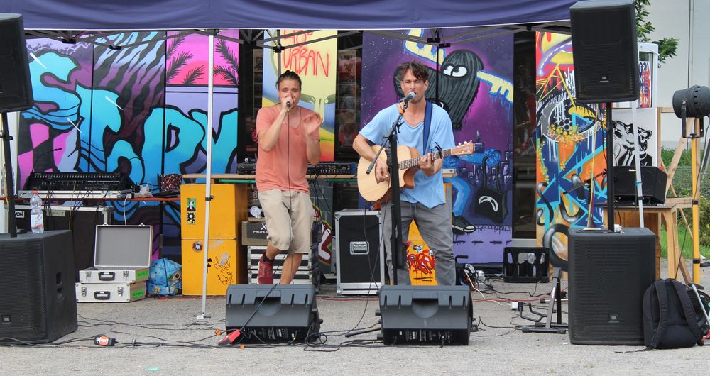 Zum Abschluss gab es auch Musik. Hier performt gerade Magerquark mit ihrer Mischung von Akustikgitarre und Rap. (Foto: Jonathan) Zum Abschluss gab es auch Musik. Hier performt gerade Magerquark mit ihrer Mischung von Akustikgitarre und Rap. (Foto: Jonathan)