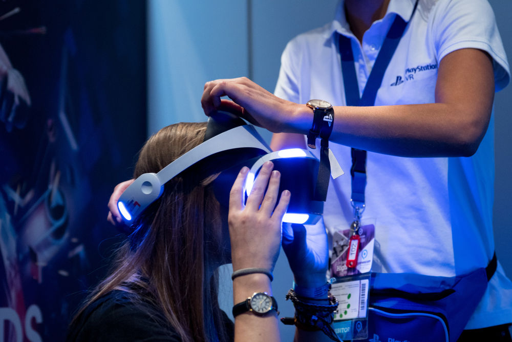 Aufsetzen der PlayStation VR (Lena Sauermann, Johannes Hoffmeier) Aufsetzen der PlayStation VR (Lena Sauermann, Johannes Hoffmeier)