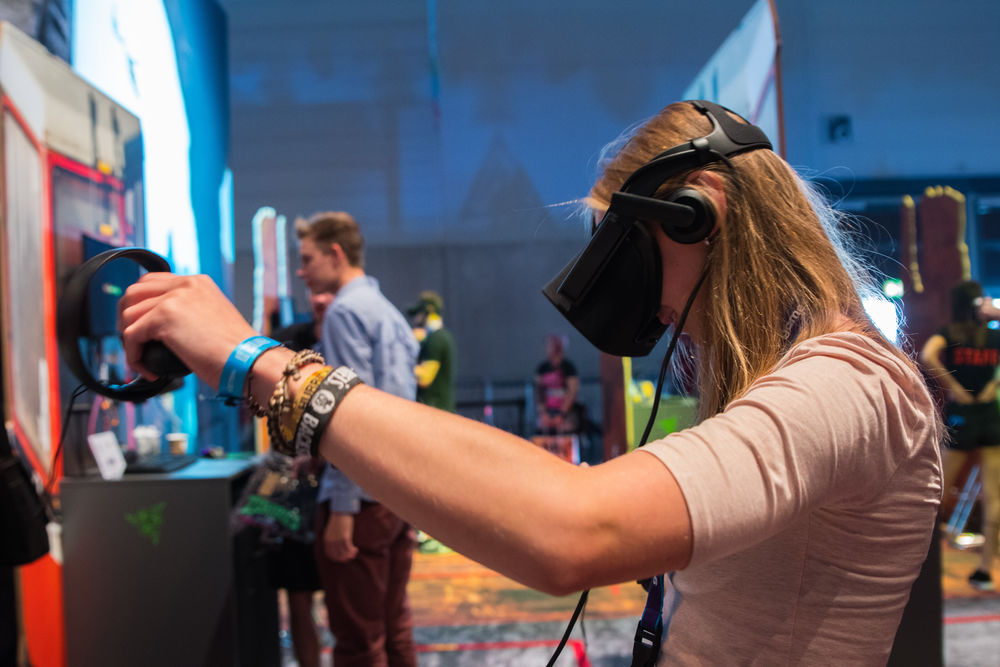 Anspielen von Cryteks "The Climb" mit der Oculus Rift (Lena Sauermann, Johannes Hoffmeier) Anspielen von Cryteks "The Climb" mit der Oculus Rift (Lena Sauermann, Johannes Hoffmeier)
