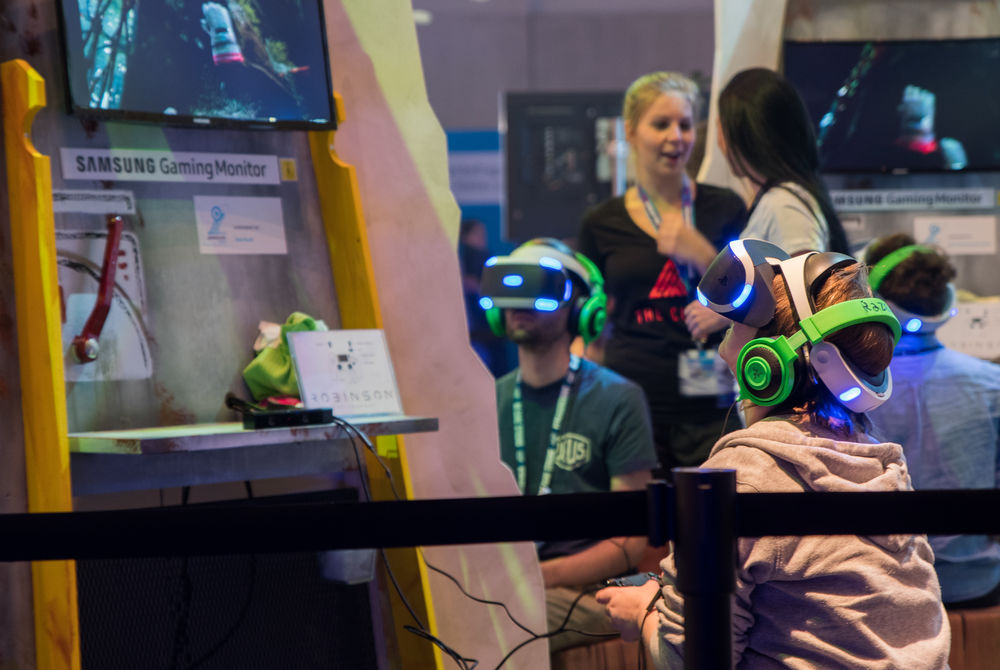 Spieler bei Cryteks "Robinson: The Journey" mit der PlayStation VR (Lena Sauermann, Johannes Hoffmeier) Spieler bei Cryteks "Robinson: The Journey" mit der PlayStation VR (Lena Sauermann, Johannes Hoffmeier)