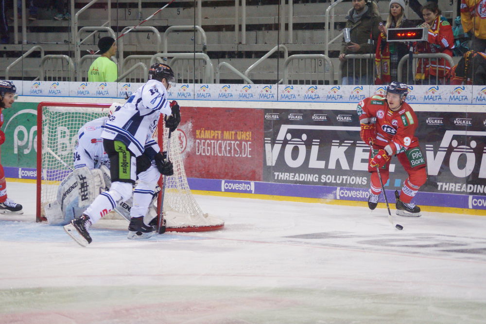 DEG gewinnt gegen Straubing in dramatischem Duell Marcel Brandt hat die Gegner im Blick; Foto: Justus B.