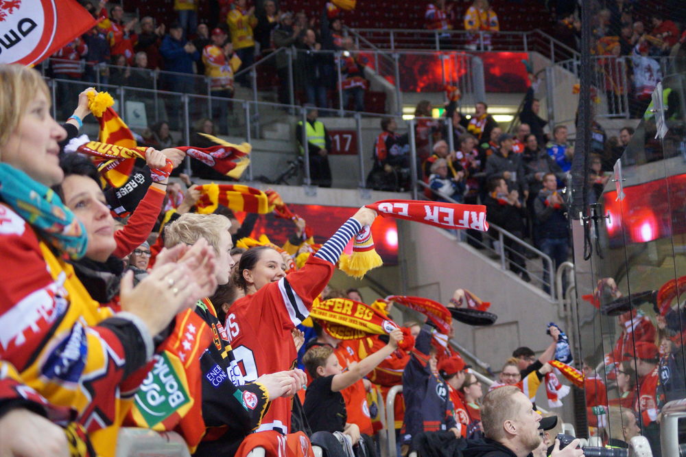 Erleichterung bei den Fans; Foto: Justus B. Erleichterung bei den Fans; Foto: Justus B.