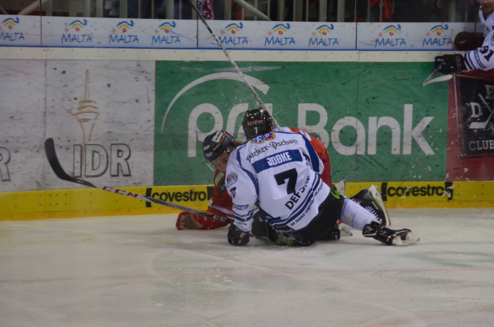 Da gönnt man sich auch mal ne Pause, Eishockey ist ja soooo anstregend!; Foto: Lara Alles Da gönnt man sich auch mal ne Pause, Eishockey ist ja soooo anstregend!; Foto: Lara Alles
