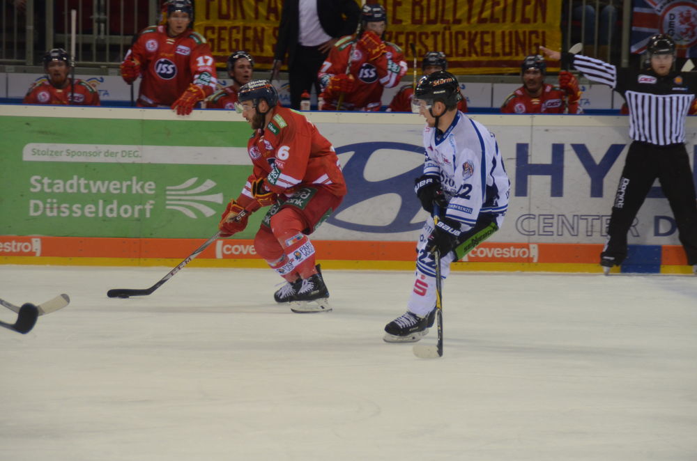John Henrion am Puck; Foto: Lara Alles John Henrion am Puck; Foto: Lara Alles