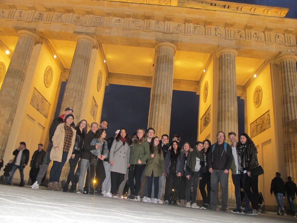 Gruppenfoto vor dem Brandenburger Tor Gruppenfoto vor dem Brandenburger Tor