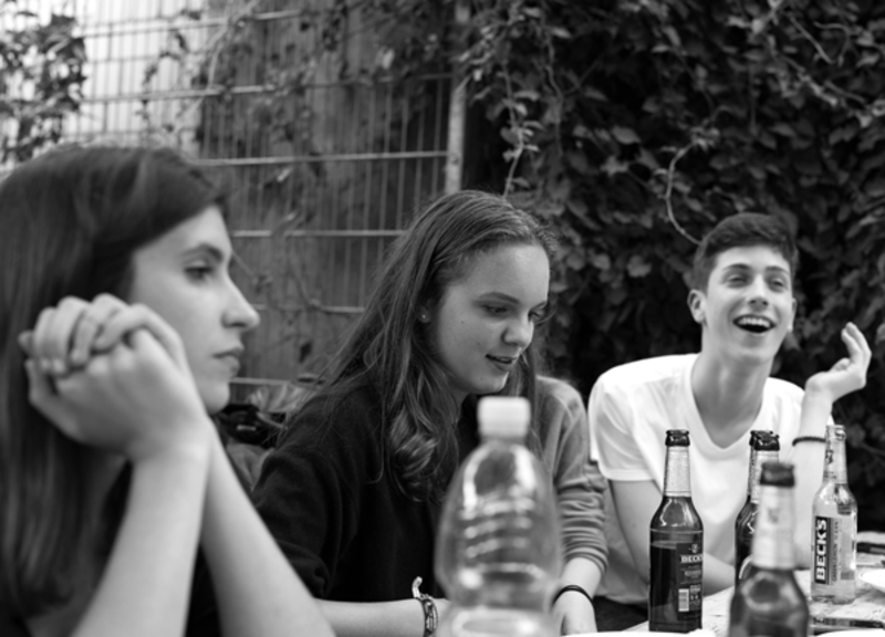 Warum sich das Culturlabor lohnt – Schnell anmelden! Fynn (rechts) und Ciska (Mitte) haben beim Culturlabor zusammengearbeitet und empfehlen es anderen Jugendlichen. ARTIG Zentrale