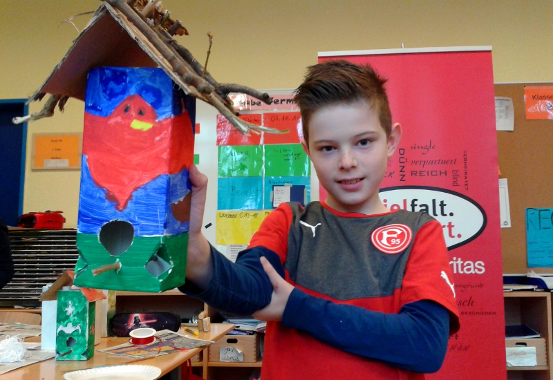 Upcycling: Taschen und Futterhäuschen aus Müll Nils (10) zeigt stolz das Futterhäuschen, das er in der Projektwoche gebaut hat. jt