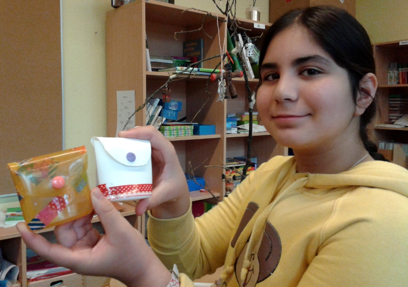 Jauna (11) hat sich für zwei Täschchen aus Shampooflaschen entschieden.  jt Jauna (11) hat sich für zwei Täschchen aus Shampooflaschen entschieden. jt