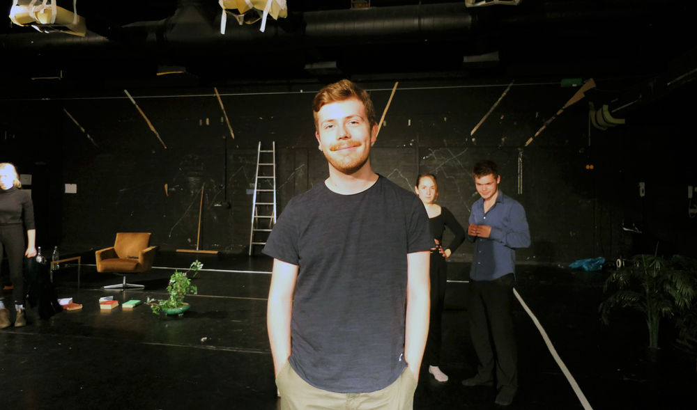 "Ohne Theater werde ich nicht glücklich" - Regisseur mit 21 Marvin Wittiber führt zum ersten Mal Regie beim Stück "Glashaus". (Foto: youpod/Höft)
