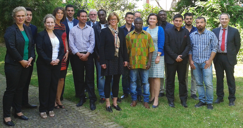 Ausbildung geschafft: Junge Flüchtlinge feiern Zehn junge Flüchtlinge haben mit etwas Hilfe das neue Projekt erfolgreich geschafft. jt