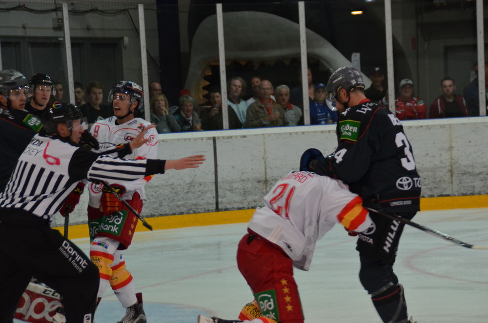 Ab und an merkt man dann auch, dass man beim Erzfeind zu Gast ist. (Lara A.) Ab und an merkt man dann auch, dass man beim Erzfeind zu Gast ist. (Lara A.)