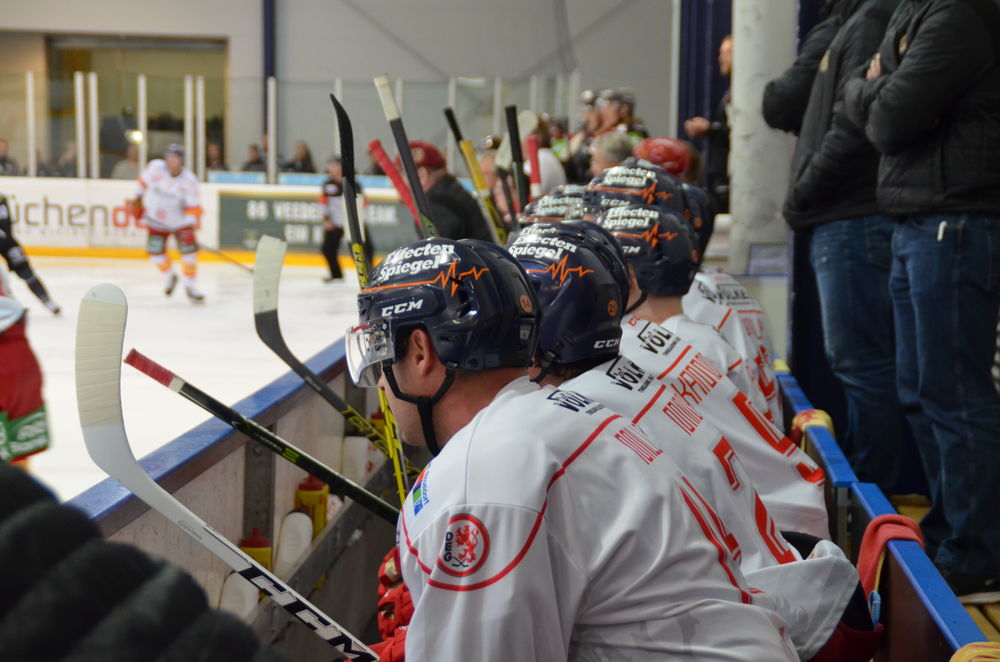 Hühner auf der Stange oder Eishockeyspieler auf der Bank? Das ist hier die Frage! (Lara A.) Hühner auf der Stange oder Eishockeyspieler auf der Bank? Das ist hier die Frage! (Lara A.)