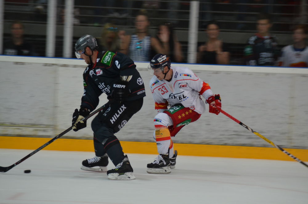 PUCK, PUCK, PUCK! (Lara A.) PUCK, PUCK, PUCK! (Lara A.)