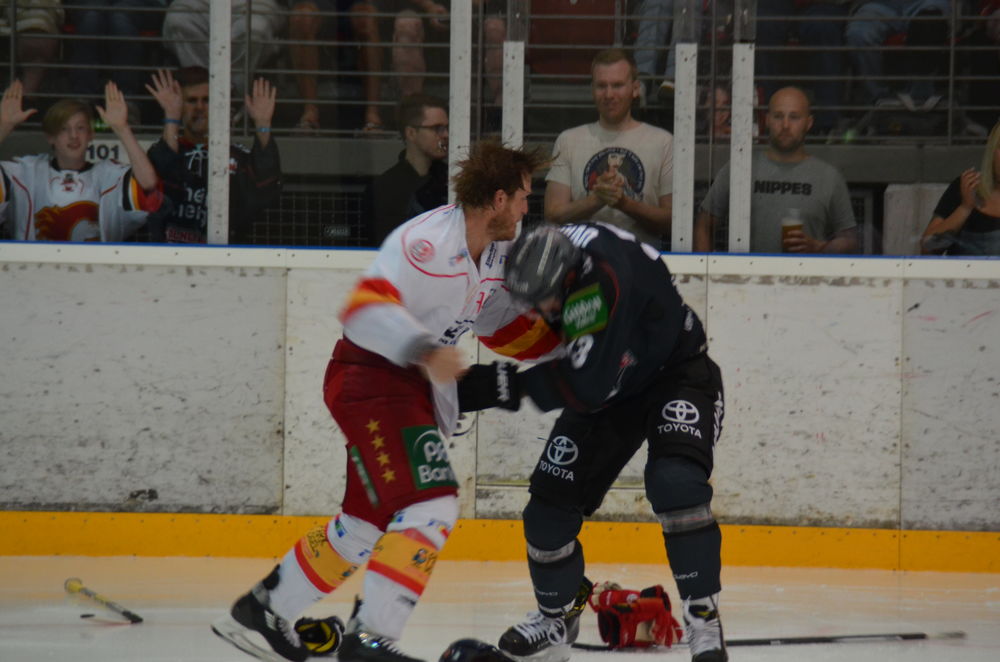 Das macht dann ... zwei Minuten wegen unnötiger Härte. (Lara A.) Das macht dann ... zwei Minuten wegen unnötiger Härte. (Lara A.)