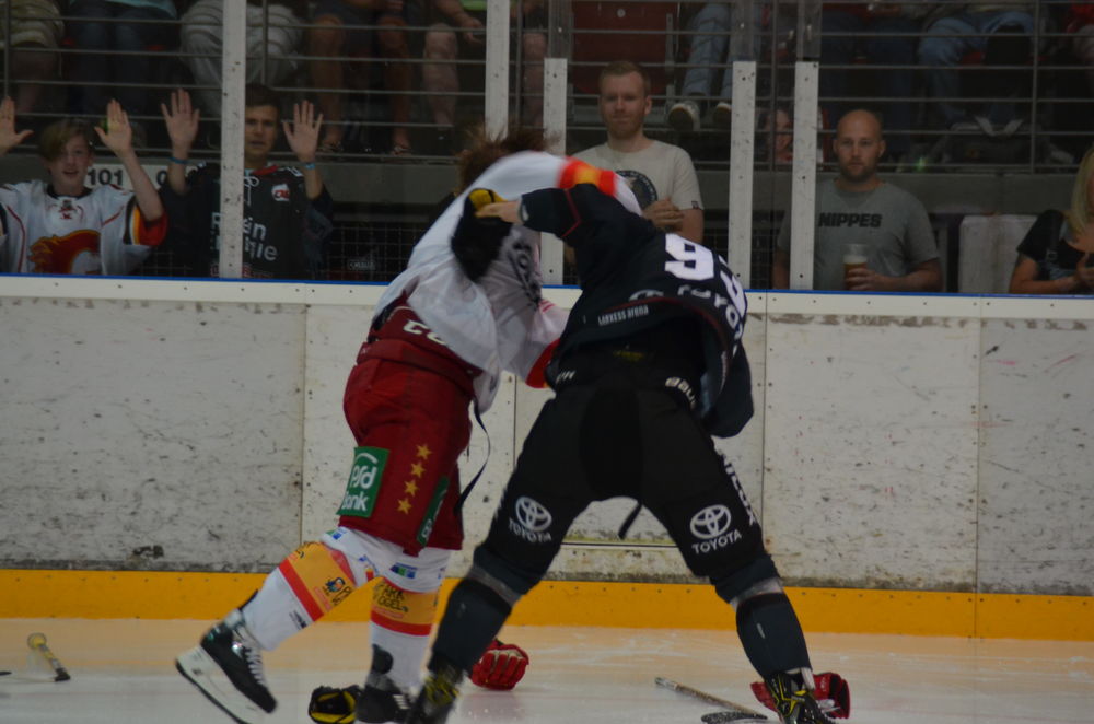 Und 2+2+10 UND 10 Minuten Disziplinarstrafe ... bye, bye Conboy. (Lara A.) Und 2+2+10 UND 10 Minuten Disziplinarstrafe ... bye, bye Conboy. (Lara A.)