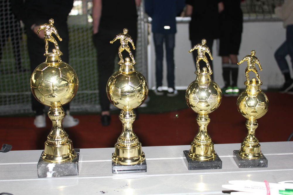 Fußball-Cup der Konfirmanden in Bilk: Das sind die Sieger Diese Pokale gingen an die Sieger des Konfi-Cups. (Foto: Evangelische Jugend Düsseldorf)