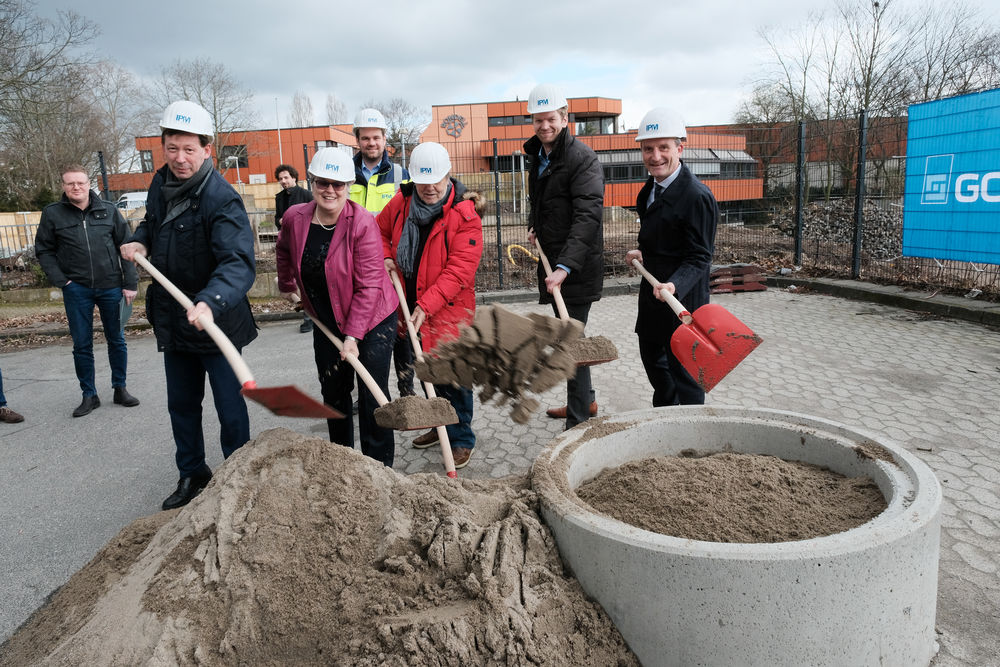 Oberbürgermeister Thomas Geisel (r.) legte mit Florian Dirszus, Schulverwaltungsamt Stadt Düsseldorf, Bürgermeister Wolfgang Scheffler, Schulleiterin Anne Küppers und Stadtdirektor Burkhard Hintzsche (l.) den Grundstein an der Carl-Benz-Realschule (Foto: Landeshauptstadt Düsseldorf/Michael Gstettenbauer)