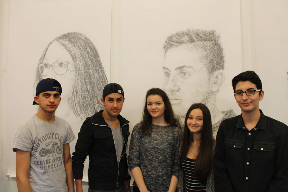 Mohammad (15), Rekan (16), Joana (14), Hicham (16), Saida (17) stehen vor ihren Porträts. Mohammad (15), Rekan (16), Joana (14), Hicham (16), Saida (17) stehen vor ihren Porträts.