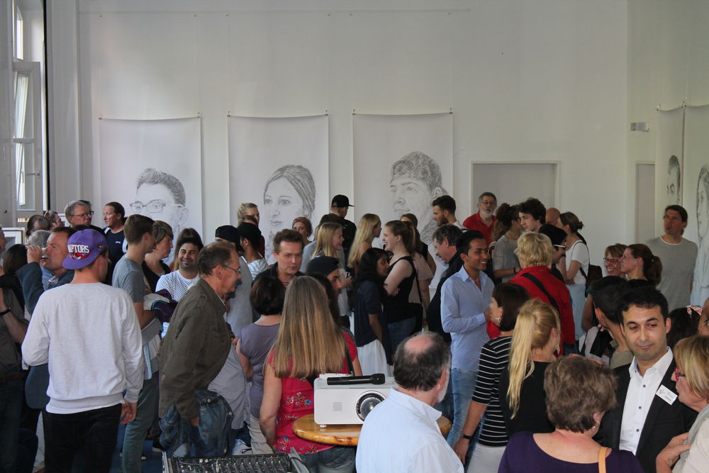 An der Wand hängen die Porträts der einzelnen Teilnehmer. An der Wand hängen die Porträts der einzelnen Teilnehmer.