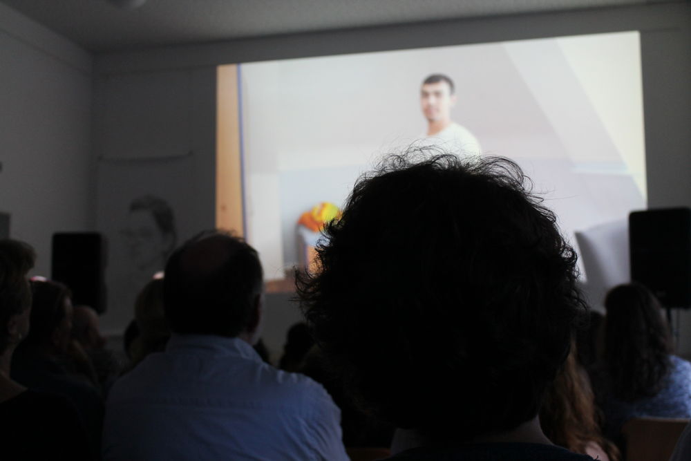 Der Dokumentarfilm zeigt den Tagesablauf der Jugendlichen. Der Dokumentarfilm zeigt den Tagesablauf der Jugendlichen.