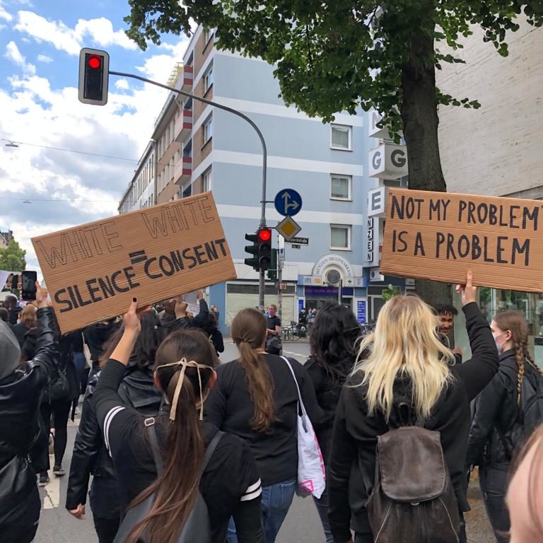 Black Lives matter – 20.000 Menschen demonstrieren gegen Rassismus Viele Demo-Teilnehmer*innen hatten Schilder mitgebracht, um ihre Aussagen und Forderungen deutlich zu machen. (Foto: Luam K.)