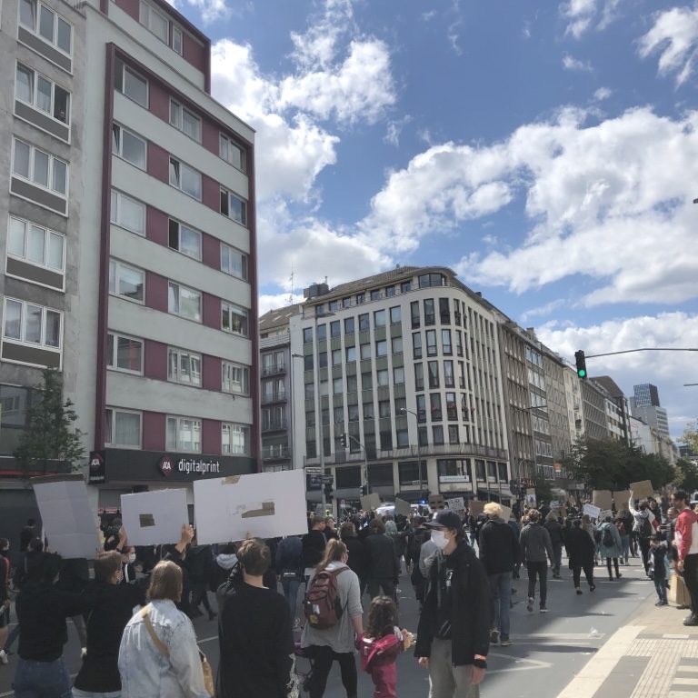 Passanten und Autos, die am Demozug vorbeifuhren, jubelten und hupten den Demonstrierenden zu. (Foto: Charlotte H.) Passanten und Autos, die am Demozug vorbeifuhren, jubelten und hupten den Demonstrierenden zu. (Foto: Charlotte H.)
