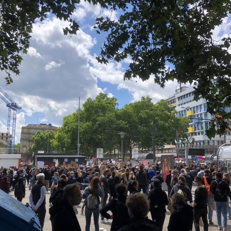 Als die ersten Demoteilnehmer schon an der Landtagswiese angekommen sind, waren viele andere noch nicht einmal vom HBF losgelaufen. (Foto: Charlotte H.) Als die ersten Demoteilnehmer schon an der Landtagswiese angekommen sind, waren viele andere noch nicht einmal vom HBF losgelaufen. (Foto: Charlotte H.)