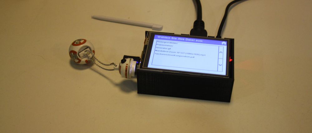 Sein Projekt, der „PiPresenter“ soll Präsentationen vereinfachen. Laut Tilmann kann er in Schulen, Unis und Unternehmen eingesetzt werden. (Foto: Jonathan) Sein Projekt, der „PiPresenter“ soll Präsentationen vereinfachen. Laut Tilmann kann er in Schulen, Unis und Unternehmen eingesetzt werden. (Foto: Jonathan)