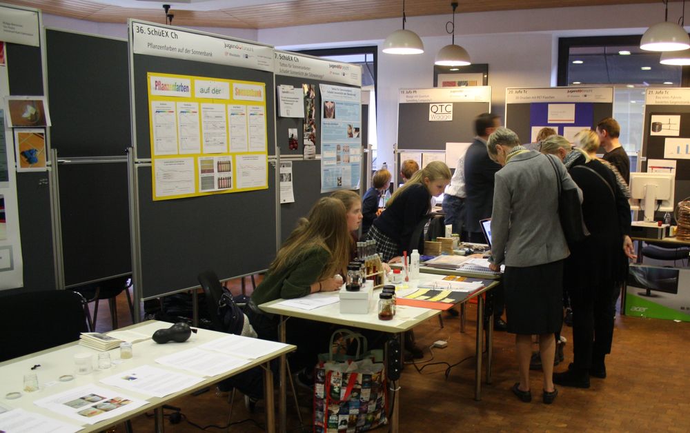 Nachdem es um 14:30 Uhr losging, wurden die Stände der jungen Forscher belagert. (Foto: Jonathan) Nachdem es um 14:30 Uhr losging, wurden die Stände der jungen Forscher belagert. (Foto: Jonathan)