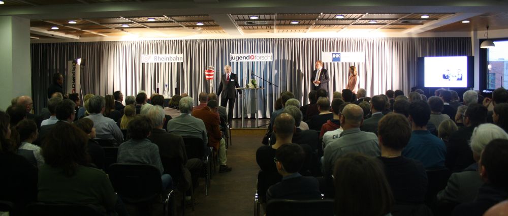 Rainer Linden hat die Jugendlichen aufgerufen, um ihre Preise abzuholen. Jeder bekam etwas. Allerdings nehmen nur die Bestplatzierten an den Wettbewerben teil. (Foto: Jonathan) Rainer Linden hat die Jugendlichen aufgerufen, um ihre Preise abzuholen. Jeder bekam etwas. Allerdings nehmen nur die Bestplatzierten an den Wettbewerben teil. (Foto: Jonathan)