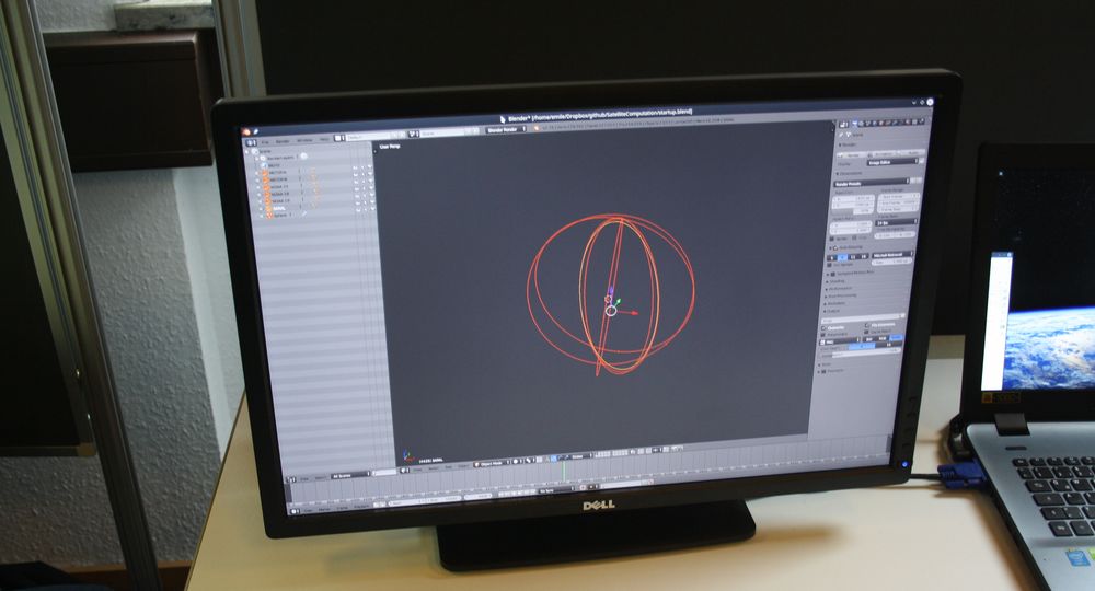 Emile Hansmaennel (16) hat ein Programm entwickelt, dass die Bahnen von Satelliten berechnet und herausfinden kann, ob Satelliten zusammenstoßen. (Foto: Jonathan) Emile Hansmaennel (16) hat ein Programm entwickelt, dass die Bahnen von Satelliten berechnet und herausfinden kann, ob Satelliten zusammenstoßen. (Foto: Jonathan)