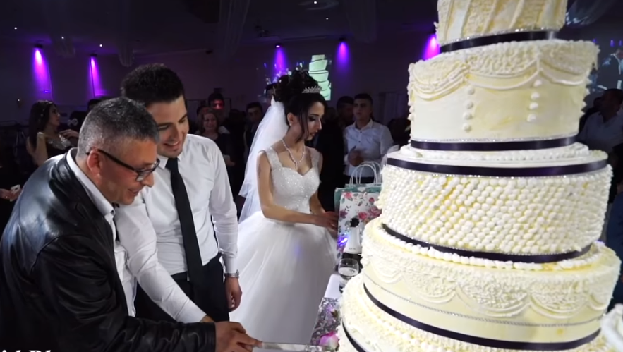 Kurdische Hochzeitsfeier/ hochzeitstorte schneiden Kurdische Hochzeitsfeier/ hochzeitstorte schneiden