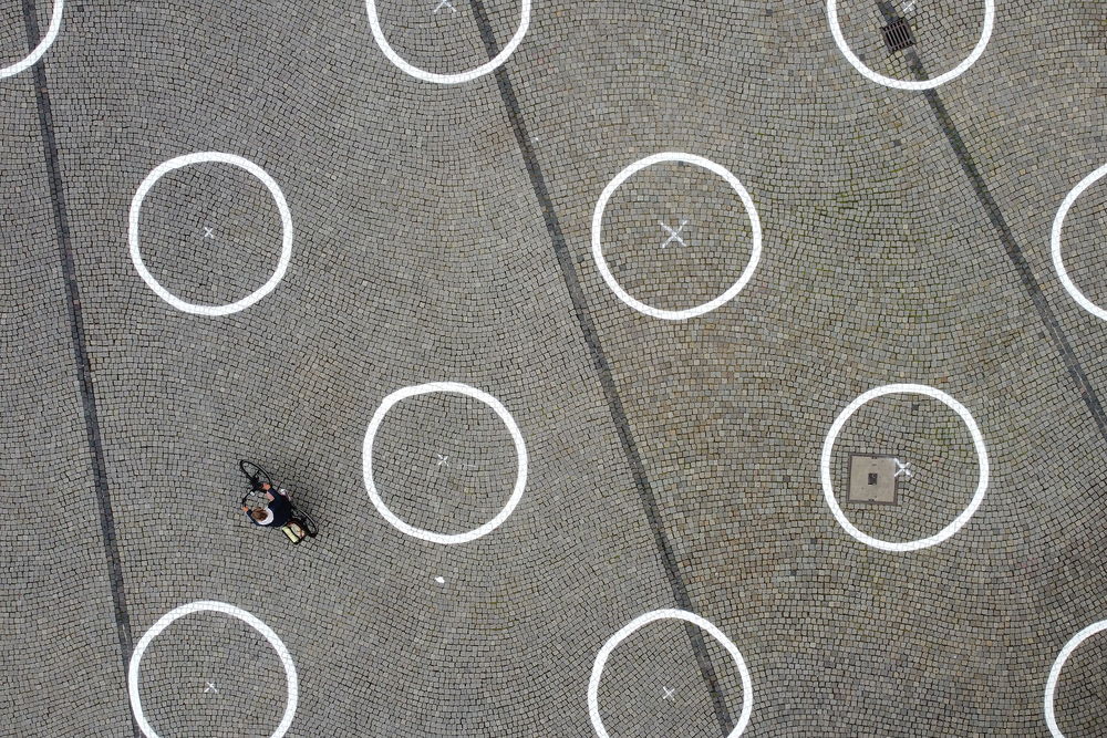 So sehen die Corona-Abstandskreise von oben aus. (Foto: Landeshauptstadt Düsseldorf/David Young)