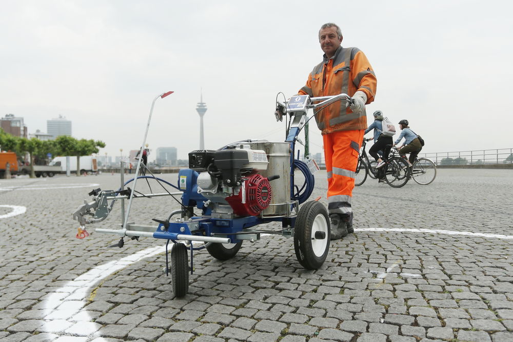 Die Mitarbeiter des Gartenamtes benutzen für die Kreise weiße Farbe, die nach ein paar Monaten wieder verblasst. (Foto: Landeshauptstadt Düsseldorf/David Young)