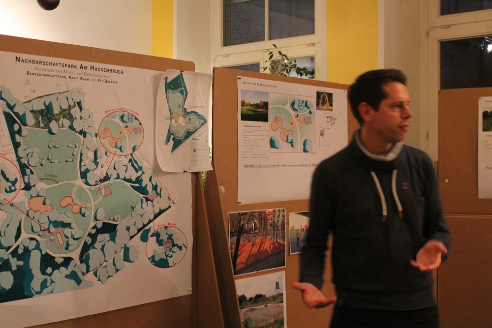 Der Vertreter vom Gartenamt bespricht die realistische Umsetzung der Ideen für die Umgestaltung der Sportfläche. (Foto: Youpod/Charlotte) Der Vertreter vom Gartenamt bespricht die realistische Umsetzung der Ideen für die Umgestaltung der Sportfläche. (Foto: Youpod/Charlotte)